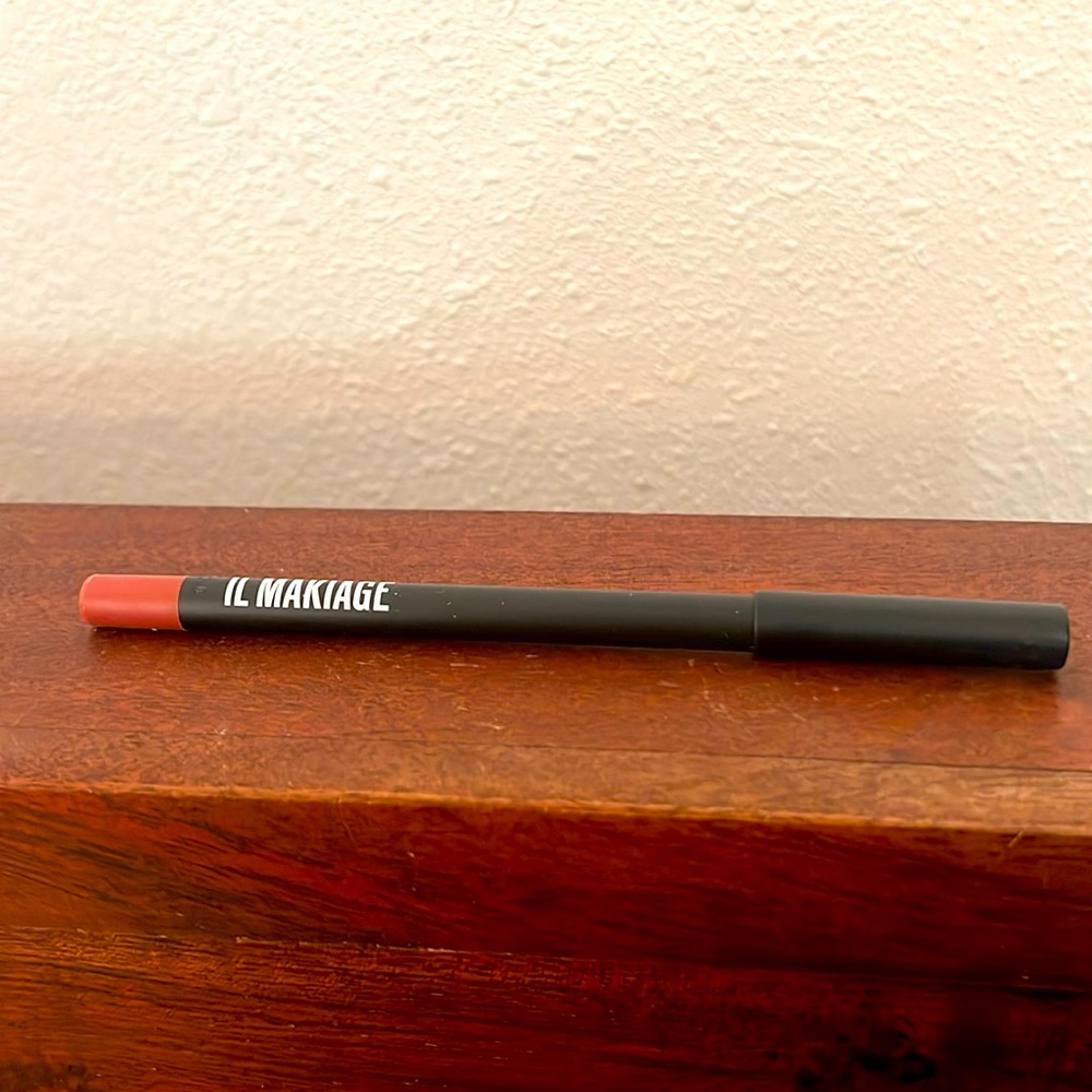 IL MAKIAGE WATERPROOF LIP LINER NWT